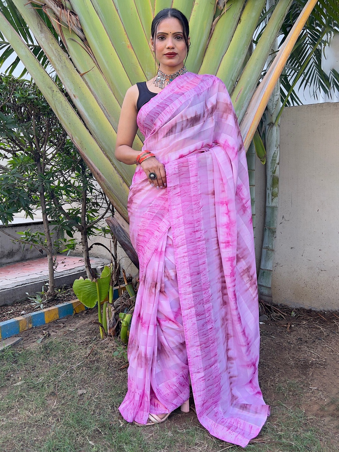 

Reeta Fashion Striped Saree, Pink