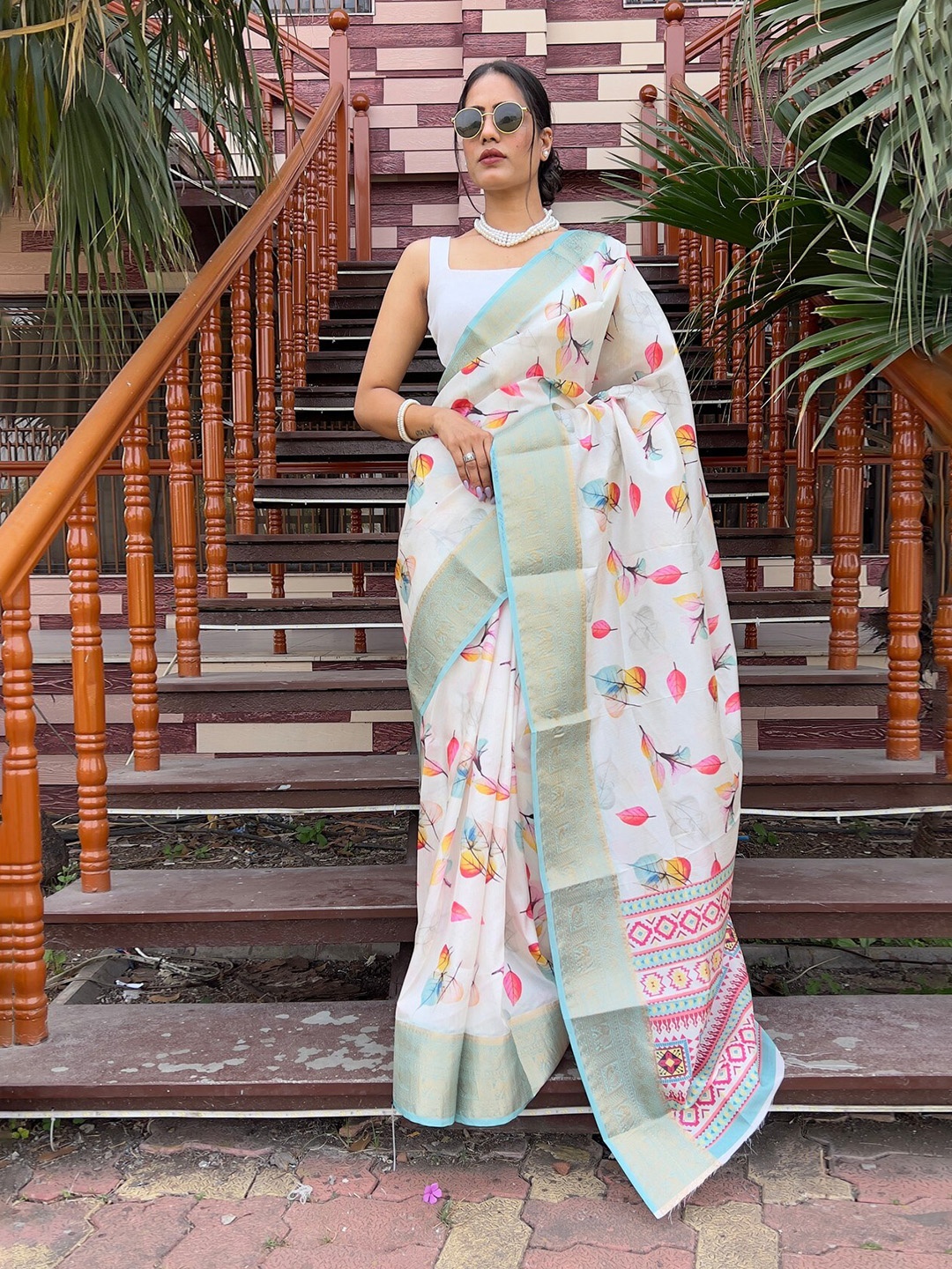 

Reeta Fashion Floral Printed Zari Silk Blend Saree, White