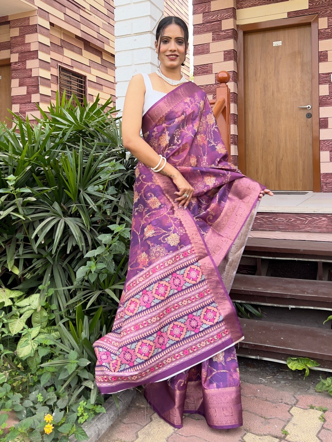 

Reeta Fashion Floral Printed Zari Silk Blend Saree, Maroon