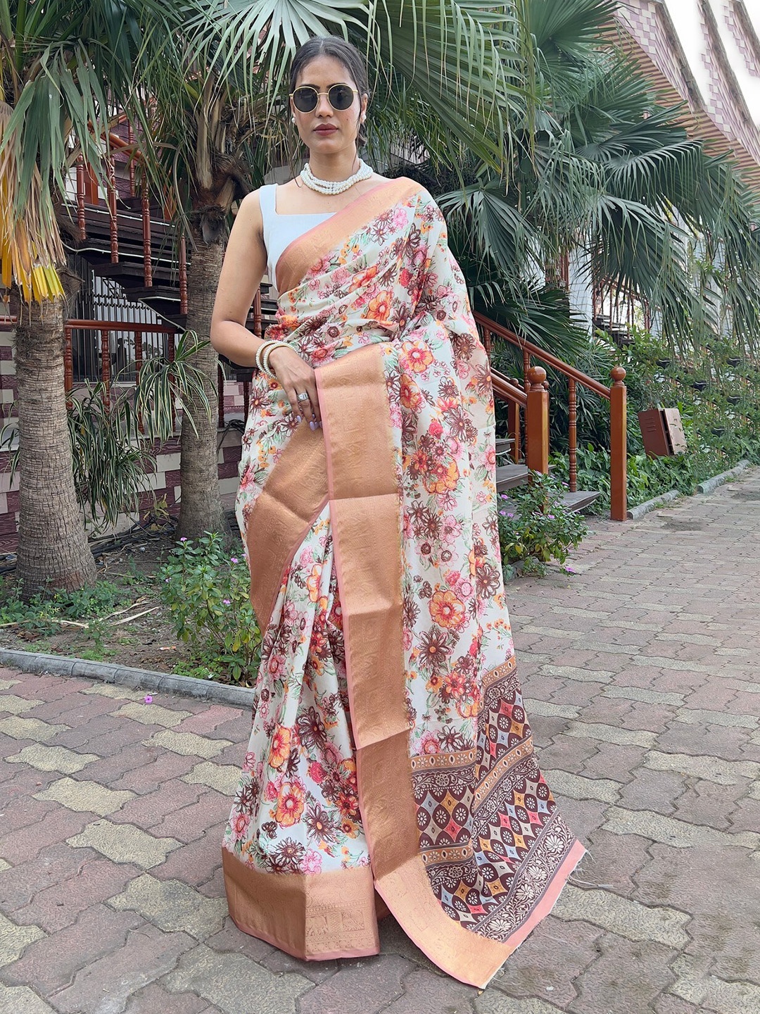

Reeta Fashion Floral Printed Zari Silk Blend Saree, Off white