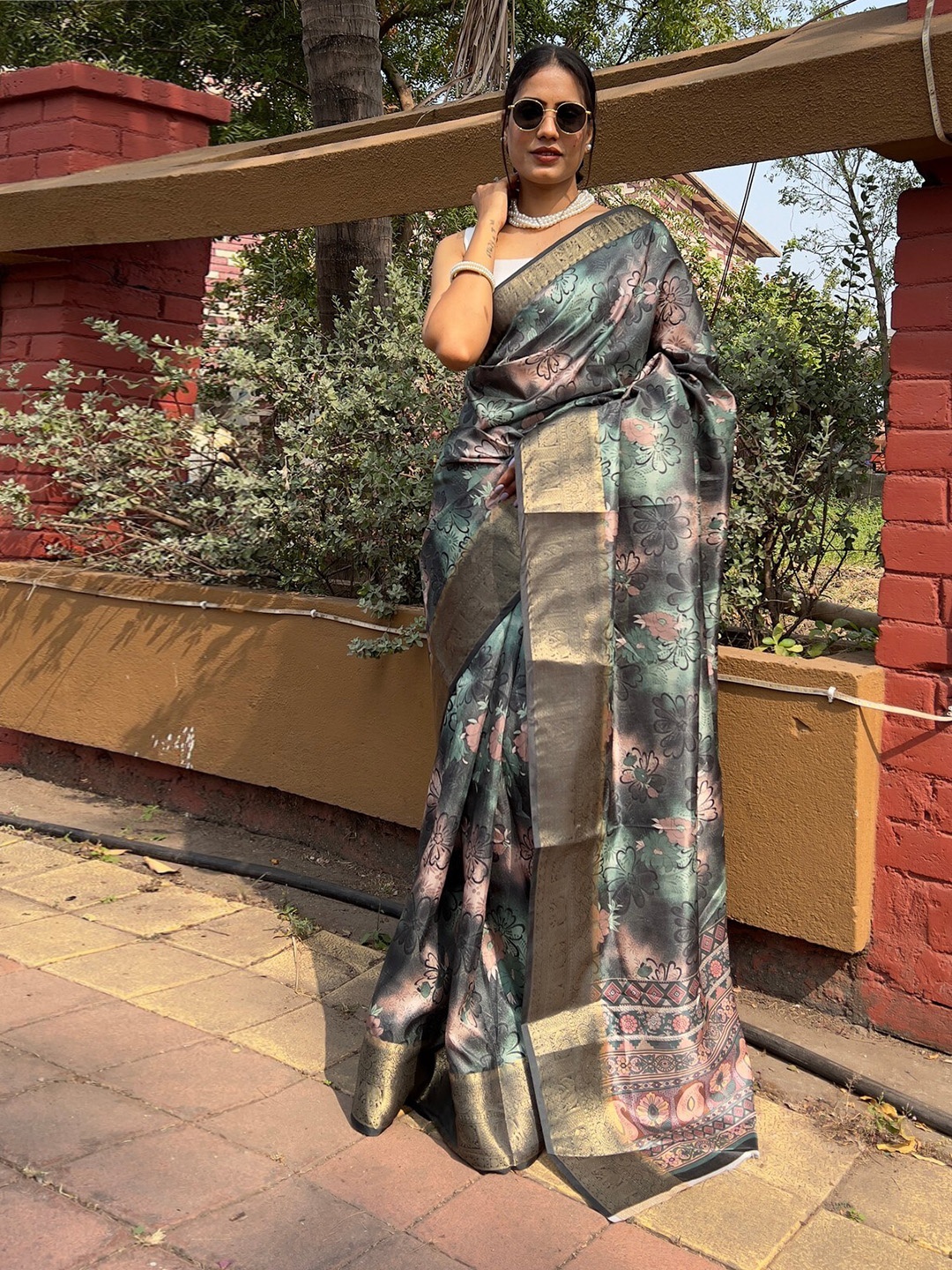 

Reeta Fashion Floral Printed Zari Silk Blend Saree, Black
