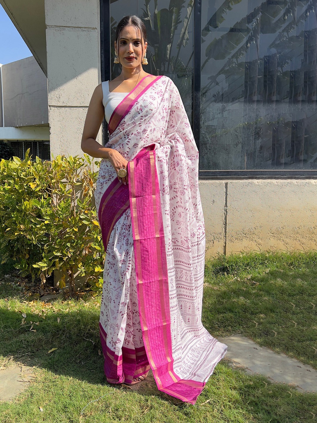 

Reeta Fashion Warli Printed Zari Silk Blend Saree, Pink