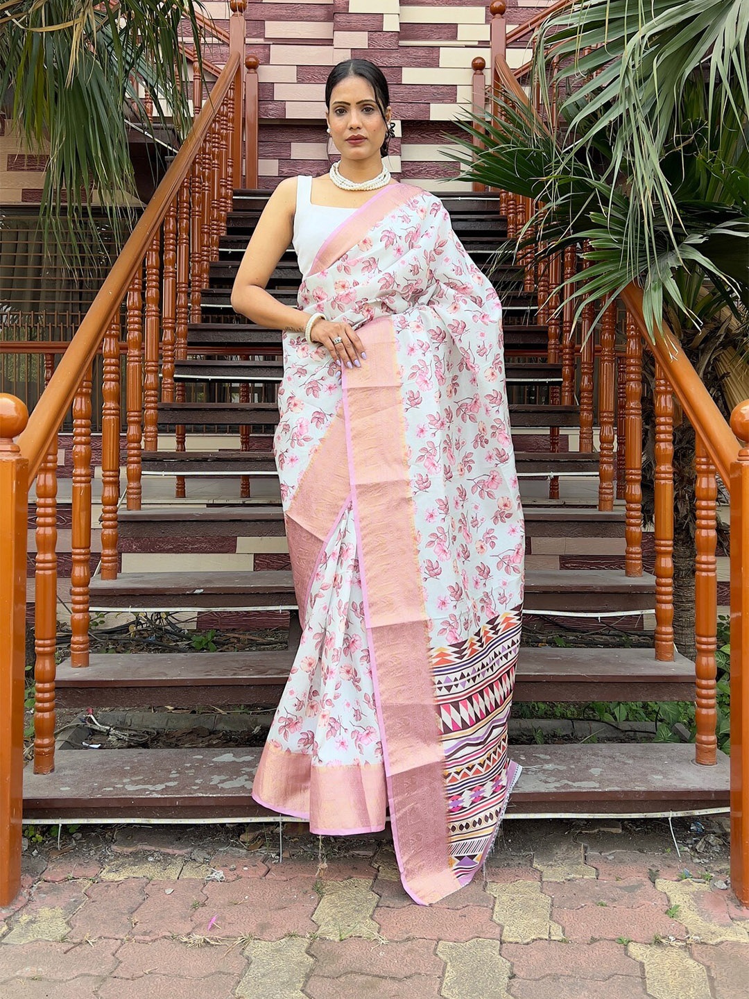 

Reeta Fashion Floral Printed Zari Silk Blend Saree, White