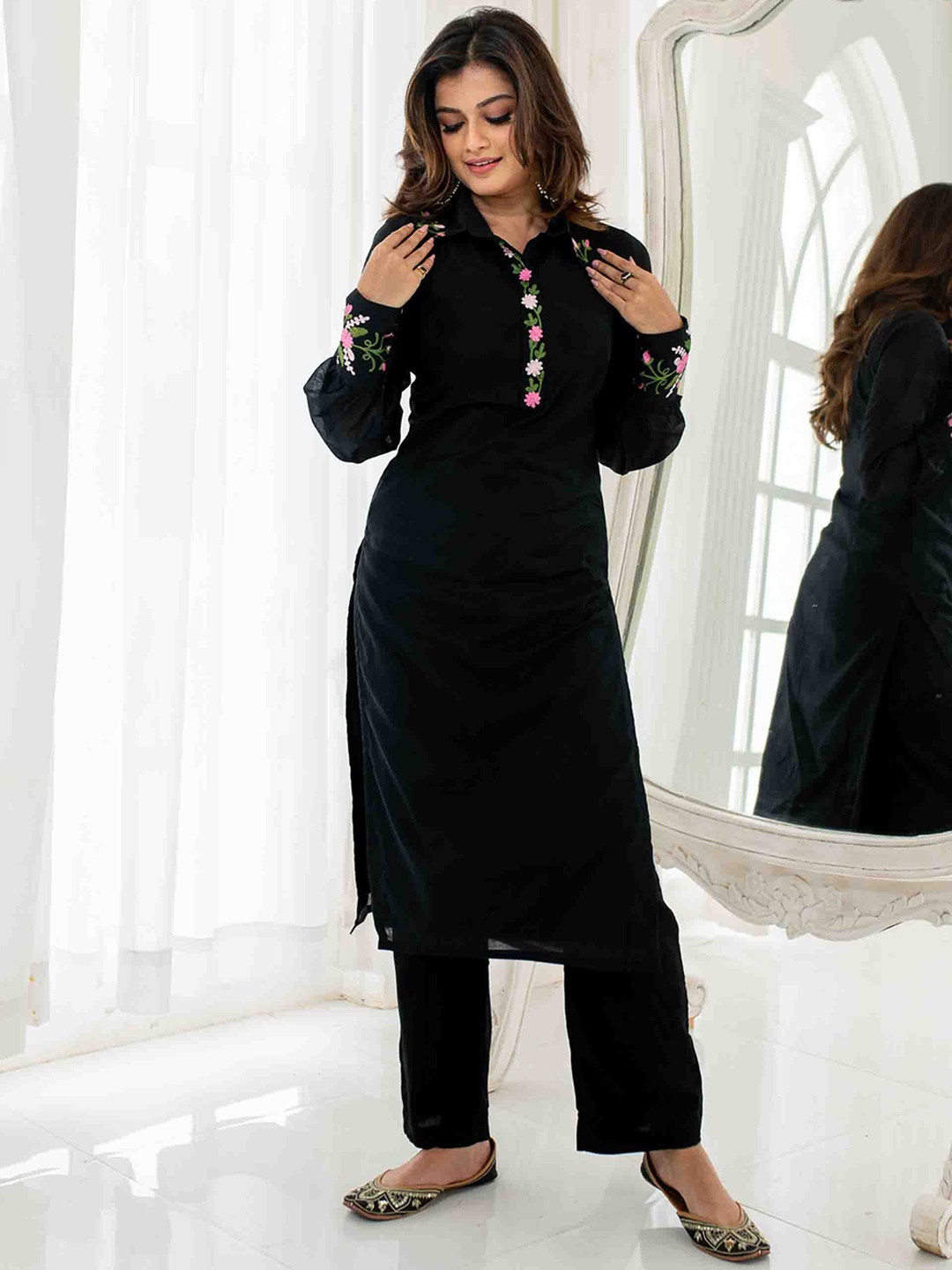 

Label Shaurya Sanadhya Floral Embroidered Thread Work Chanderi Silk Kurta & Pyjamas, Black