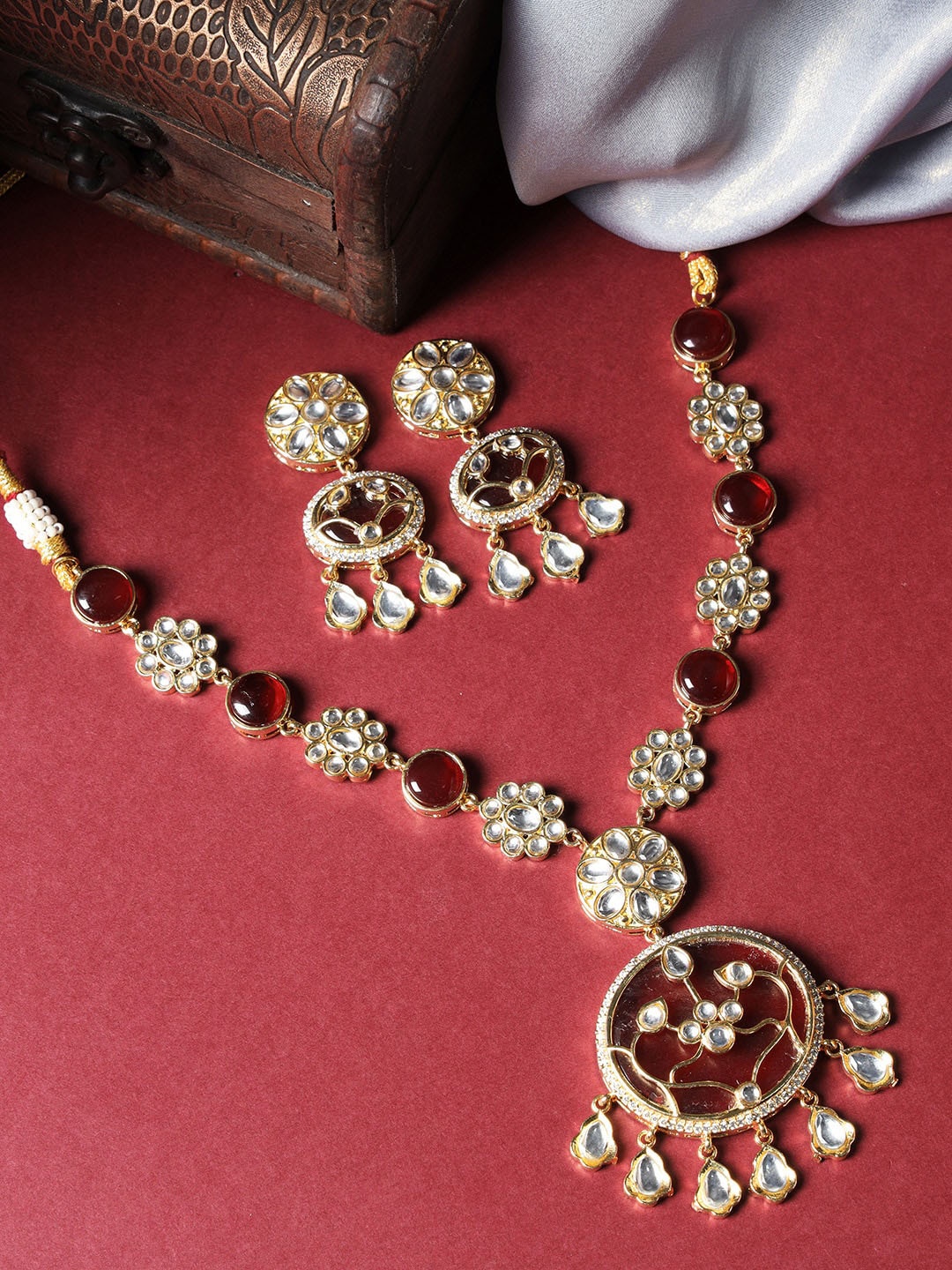 

justpeachy Gold-Plated Kundan-Studded Jewellery Set