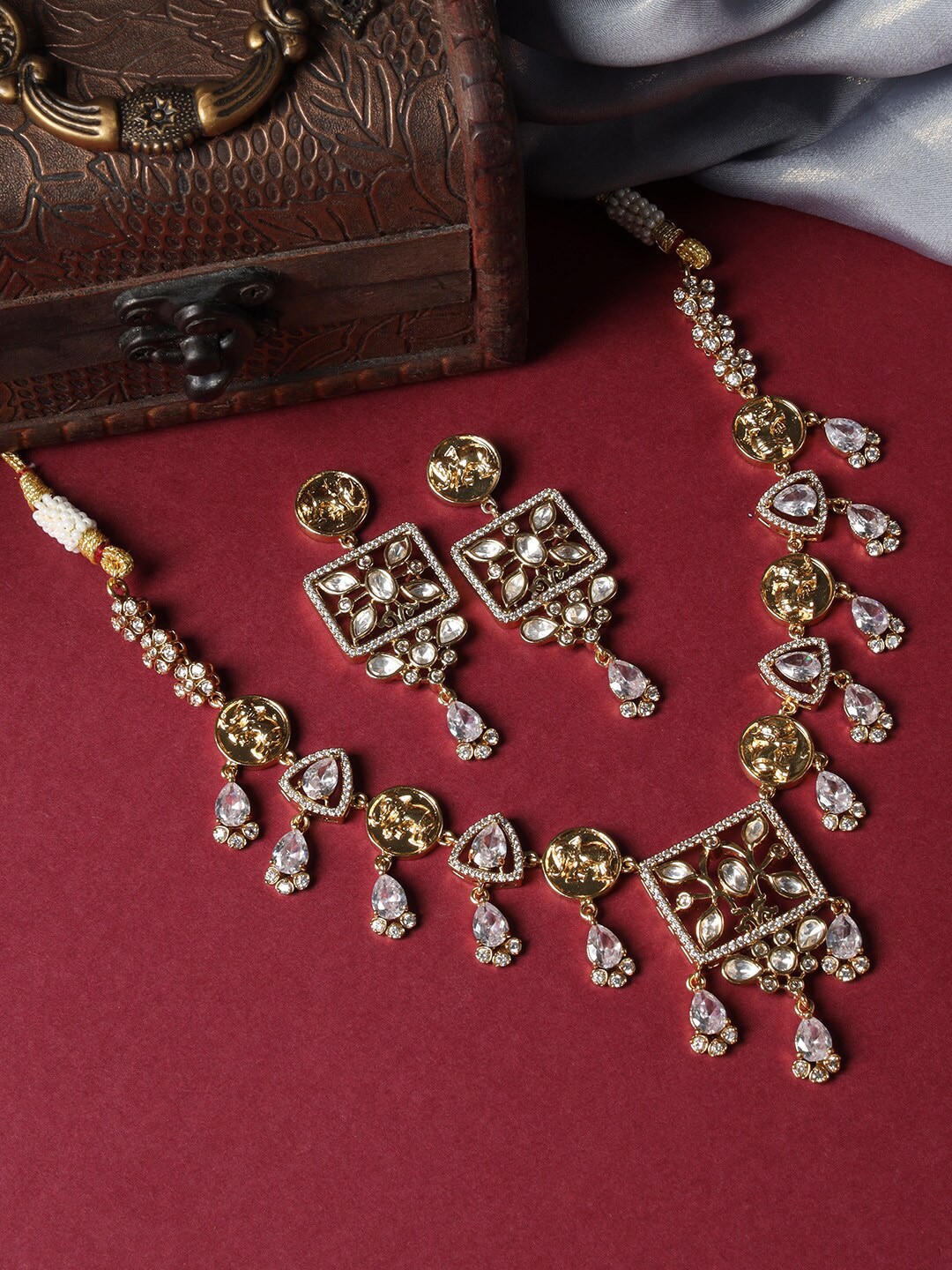 

justpeachy Gold-Plated Kundan-Studded Jewellery Set