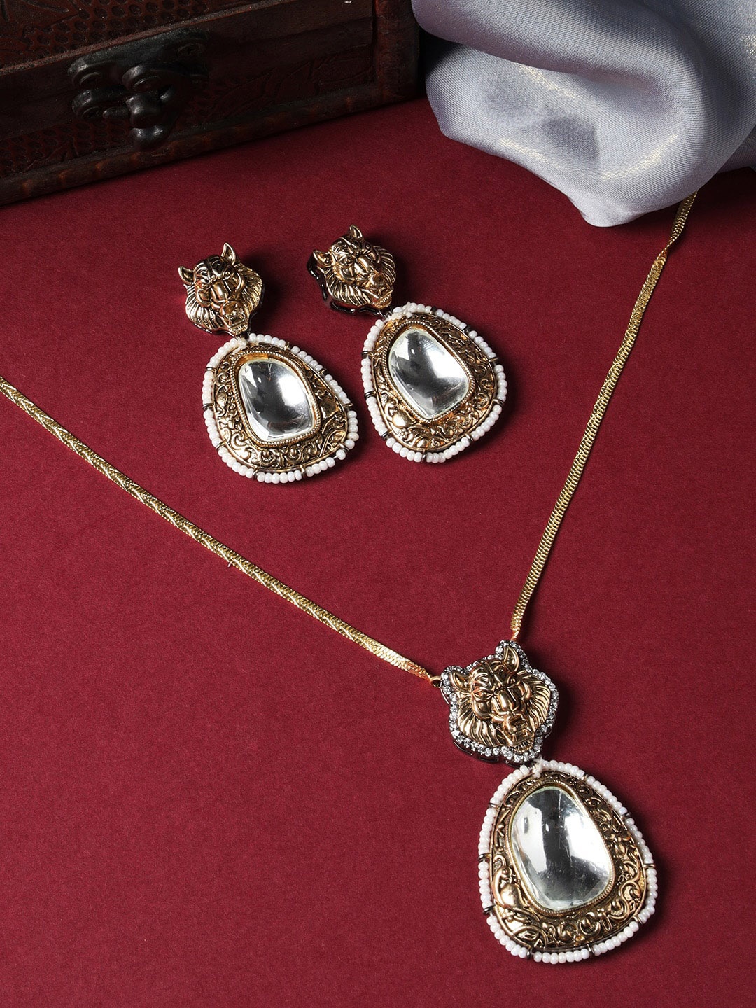 

justpeachy Gold-Plated Kundan-Studded Jewellery Set