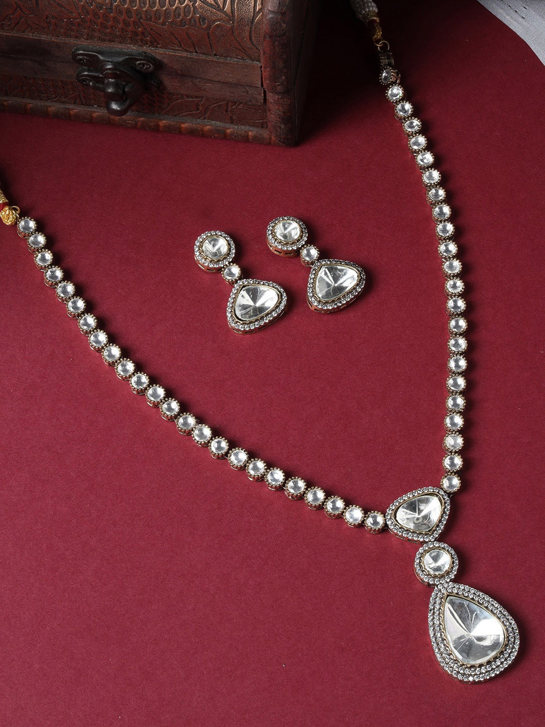 

justpeachy Gold-Plated Kundan Stones-Studded Jewellery Set