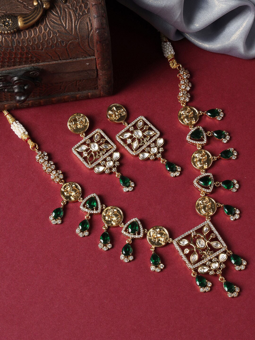 

justpeachy Gold-Plated Kundan Stones-Studded Jewellery Set