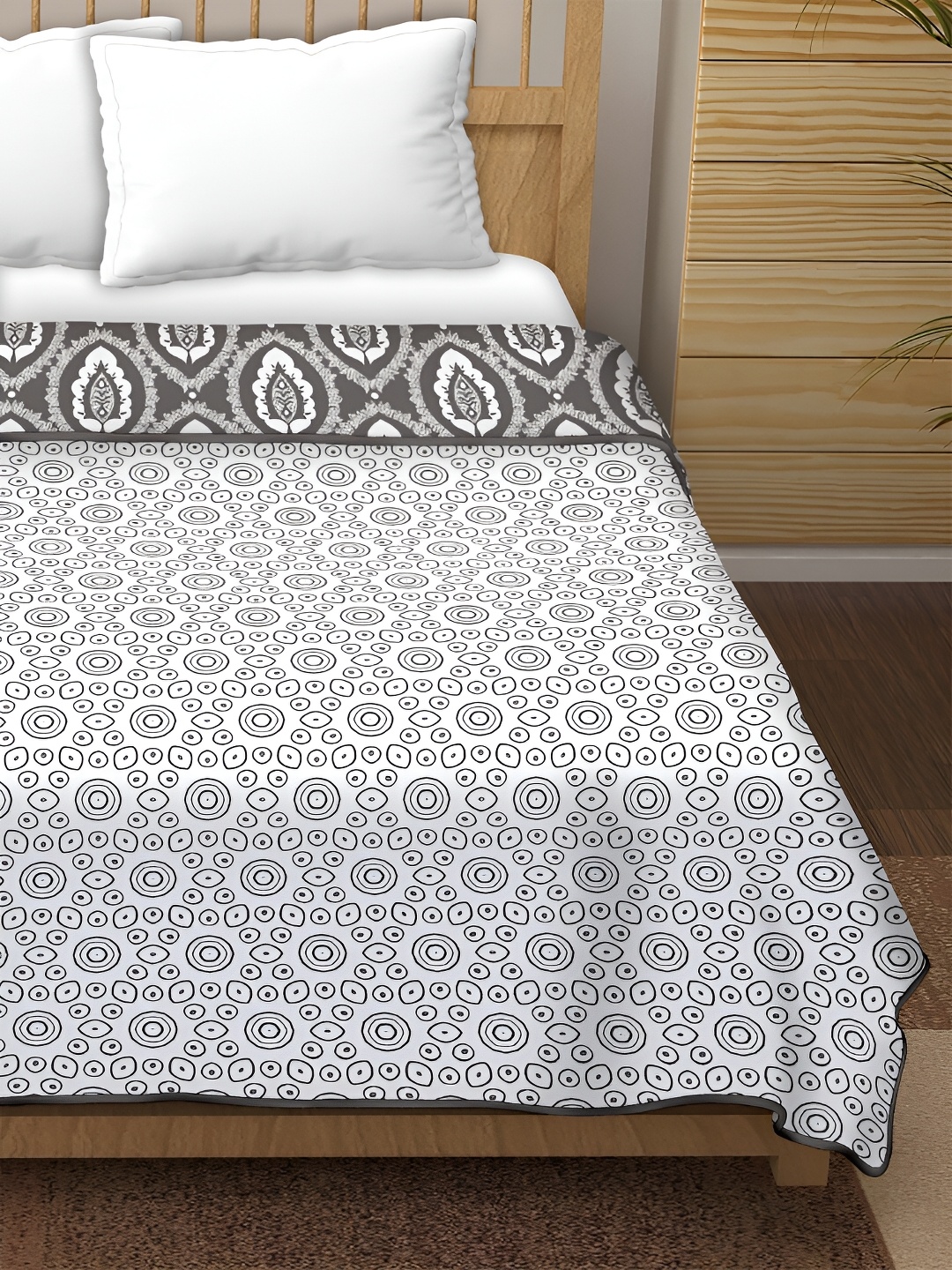 

CHICERY Black & White Geometric Pure Cotton AC Room 210 GSM Reversible Double Bed Dohar