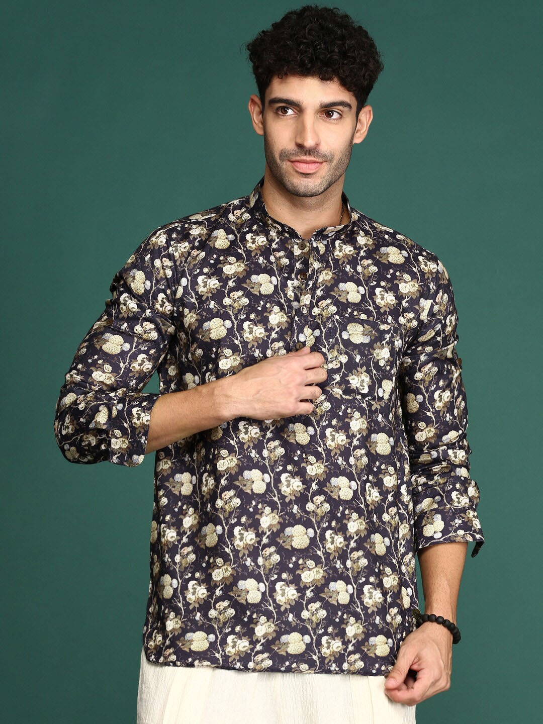 

Sangria Floral Printed Cotton Mandarin Collar Short Kurta, Black