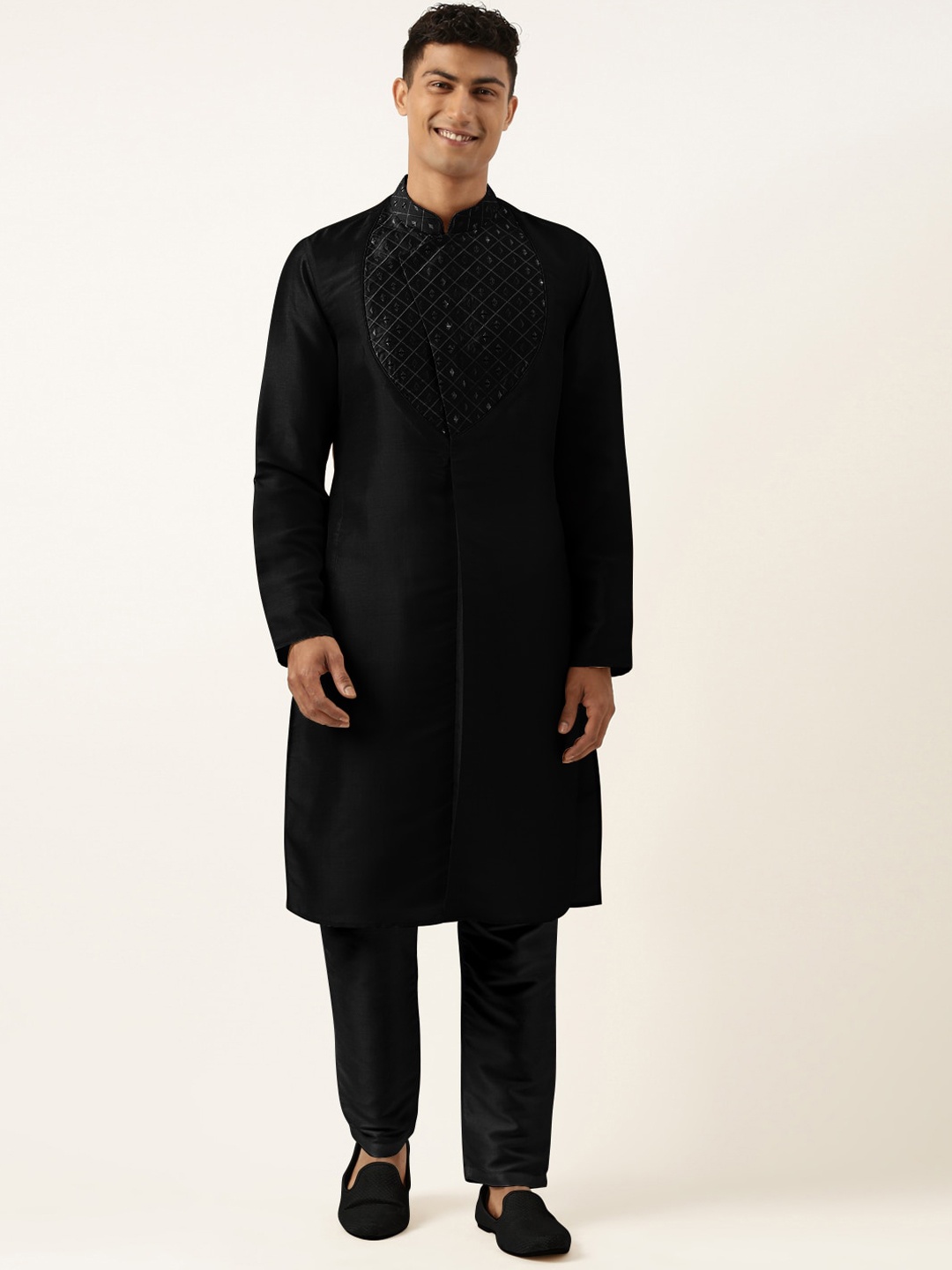 

TheEthnic.Co Yoke Design Regular Mirror Work Kurta with Pyjamas, Black