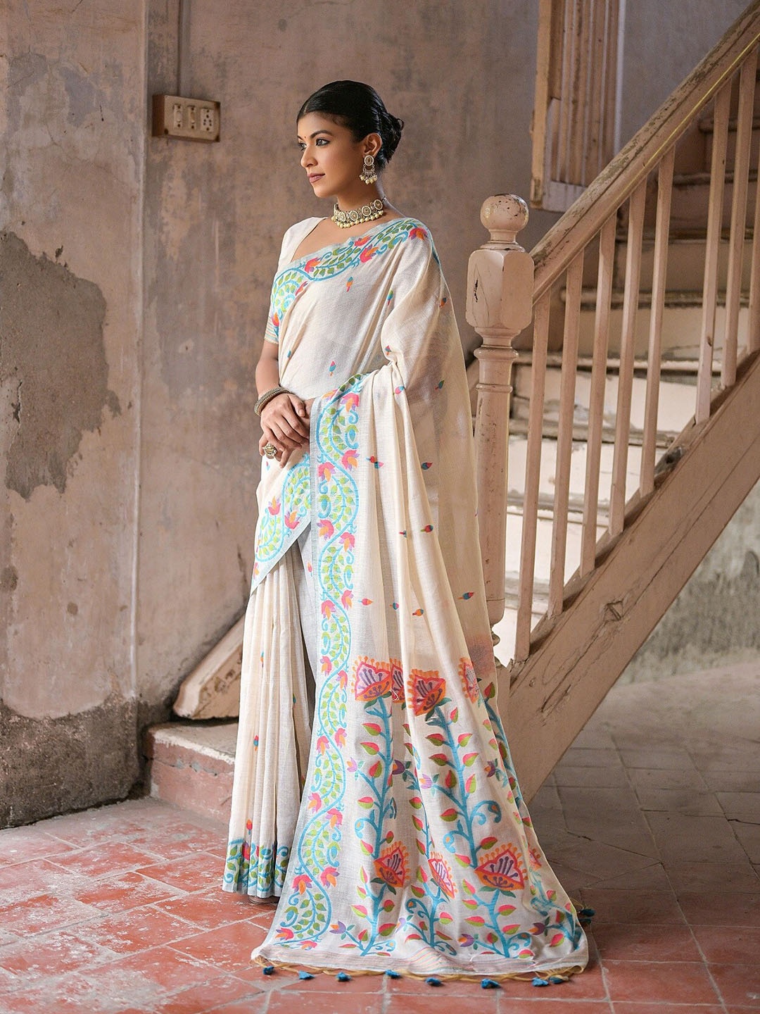 

Mitera White & Green Ethnic Motifs Woven Design Saree