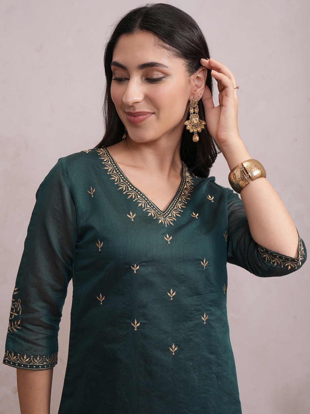 

Vishudh V Nek Embroidered Thread Work Kurta, Green