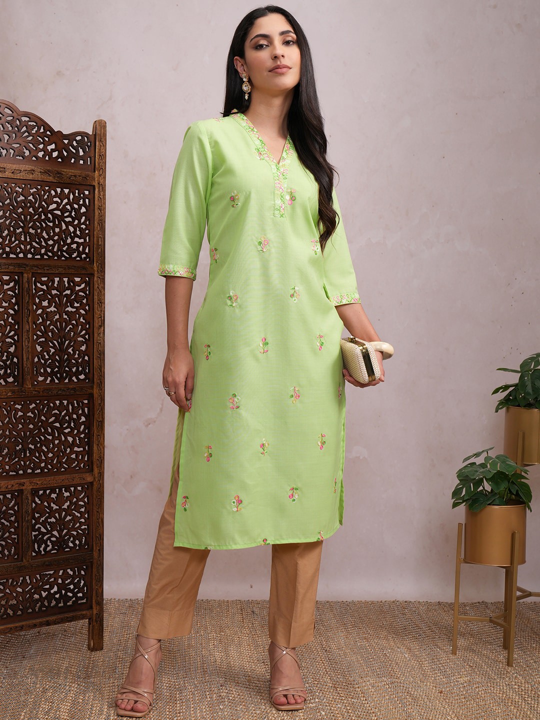 

Vishudh Green Ethnic Motifs Embroidered V-Neck Thread Work Straight Kurta