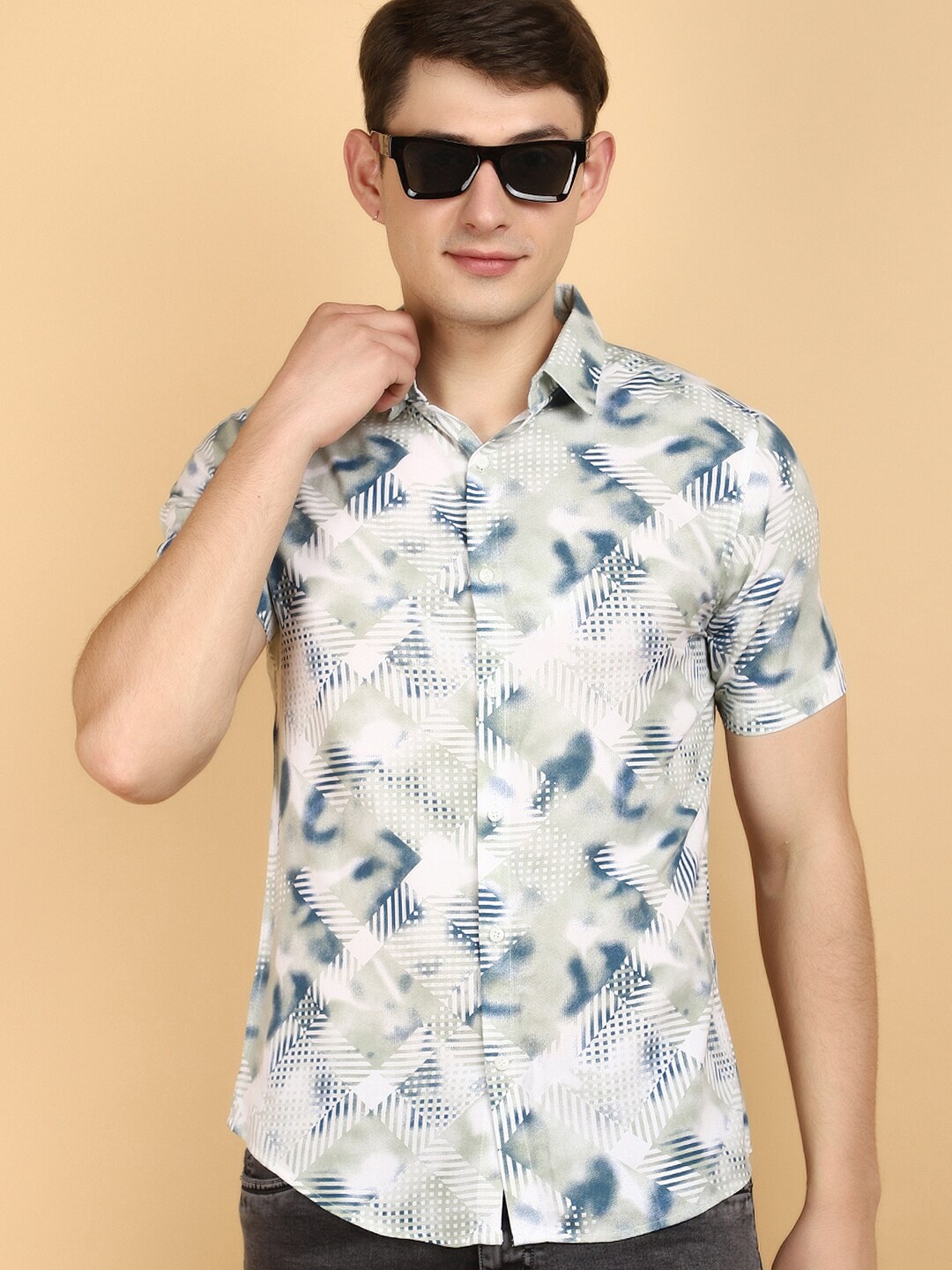 

V-Mart Abstract Printed Slim Fit Casual Shirt, Green
