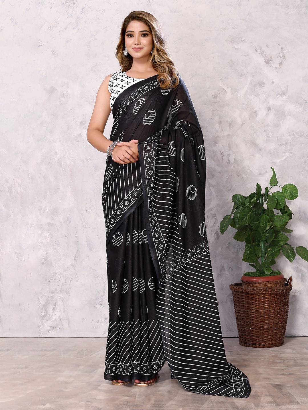 

DIVASTRI Geometric Printed Cotton Silk Saree, Black