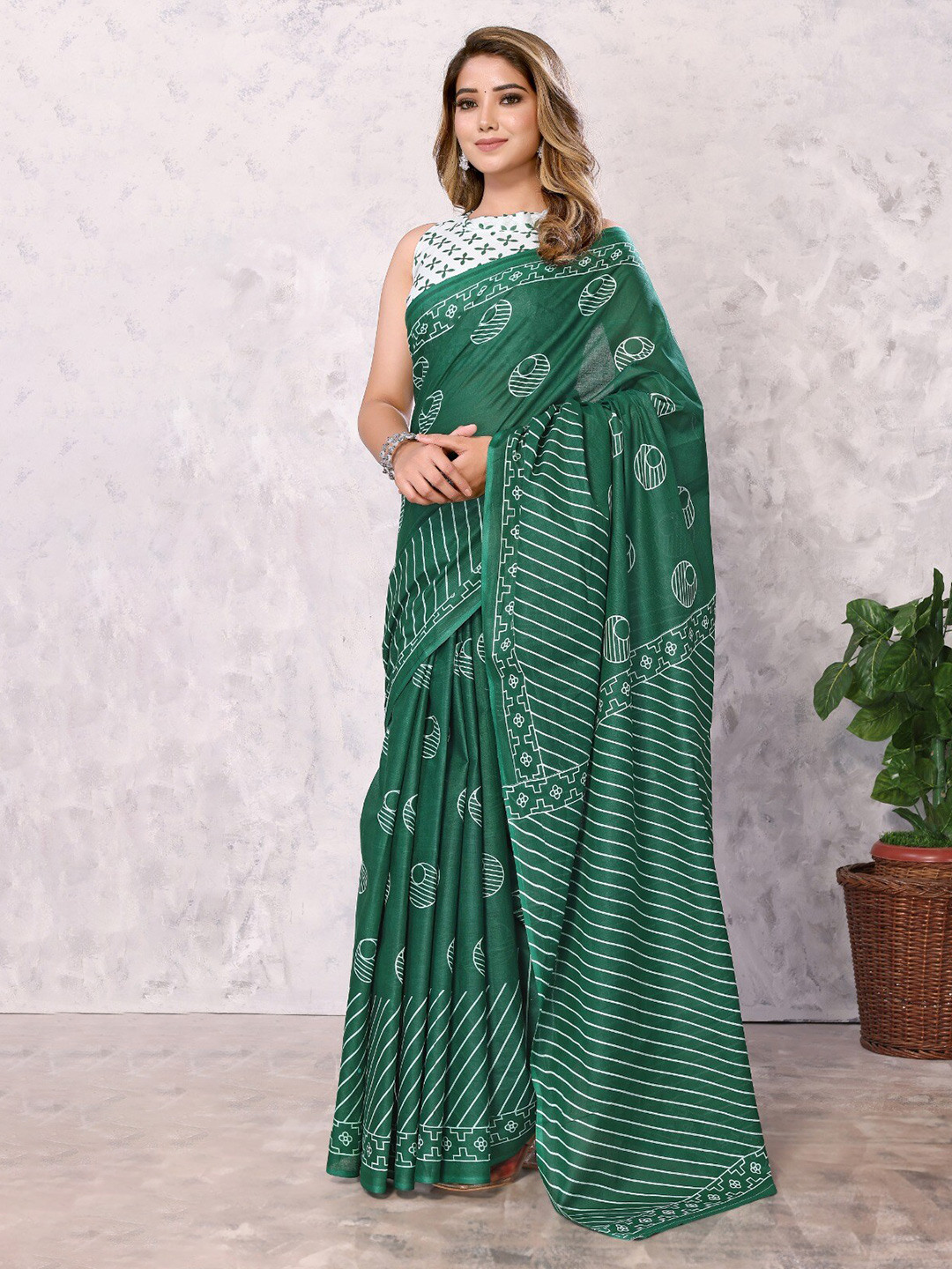 

DIVASTRI Geometric Printed Saree, Green
