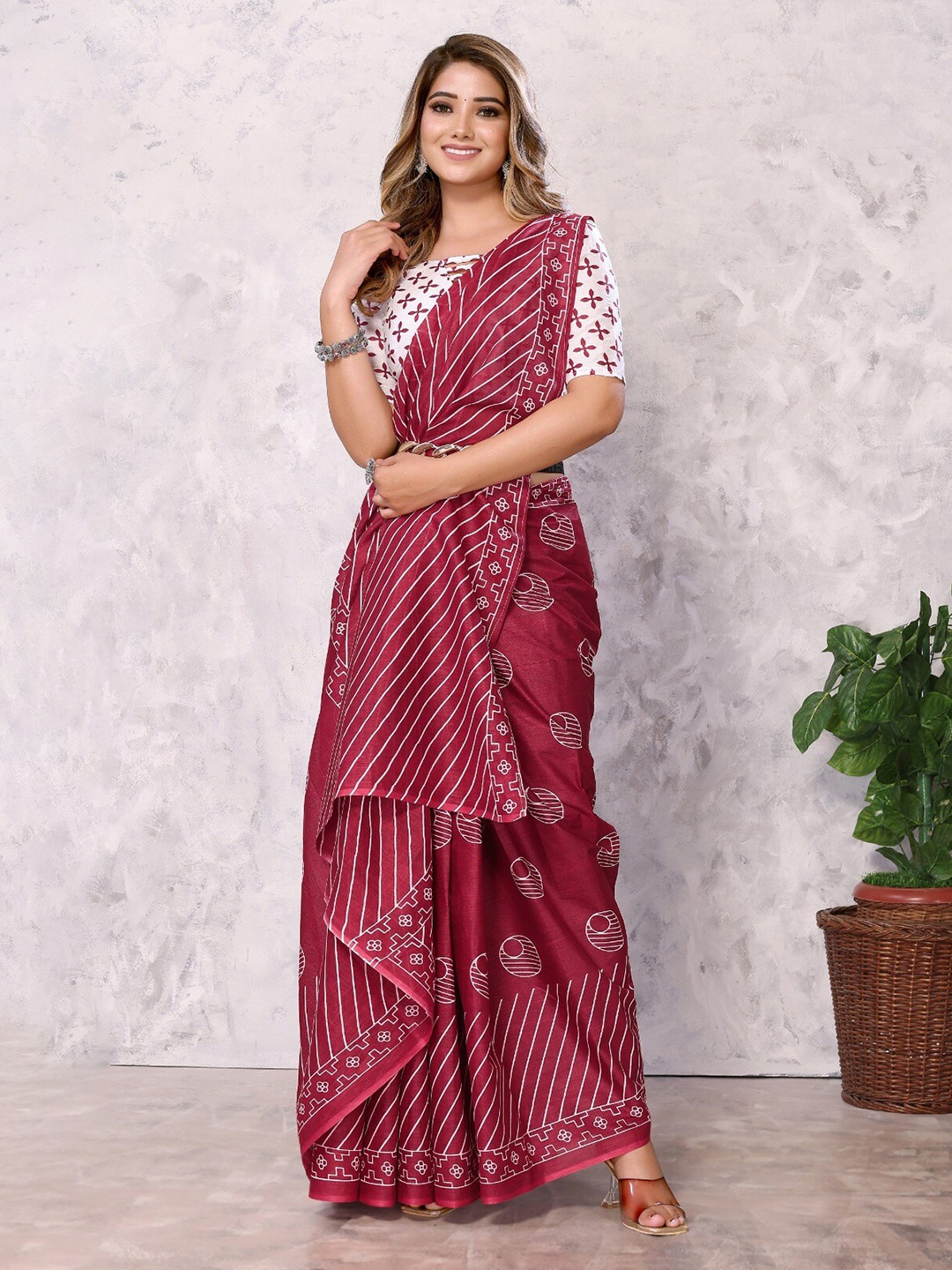 

DIVASTRI Floral printed Saree, Maroon