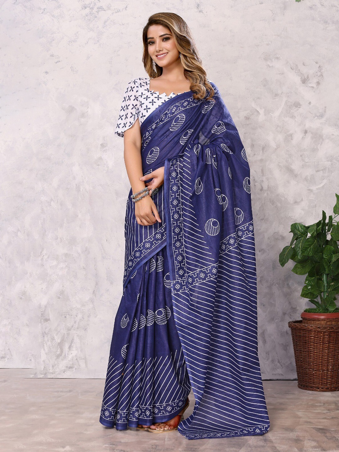 

DIVASTRI Floral Printed Cotton Silk Saree, Blue