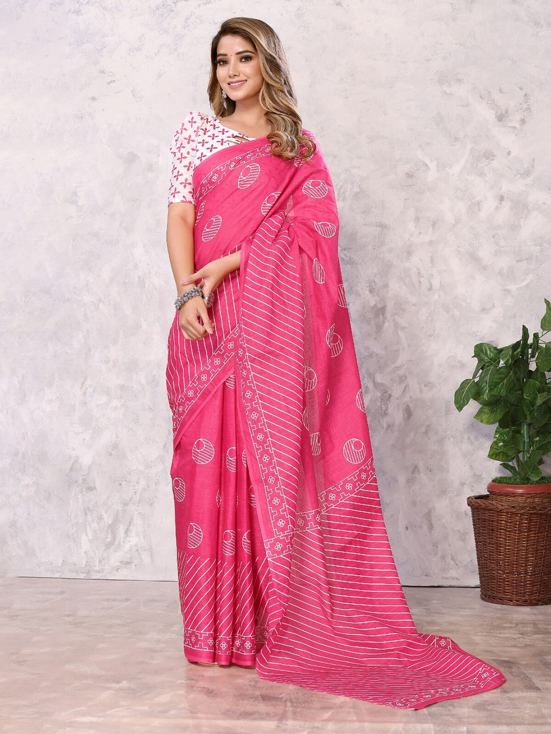 

DIVASTRI Floral Printed Cotton Silk Saree, Pink