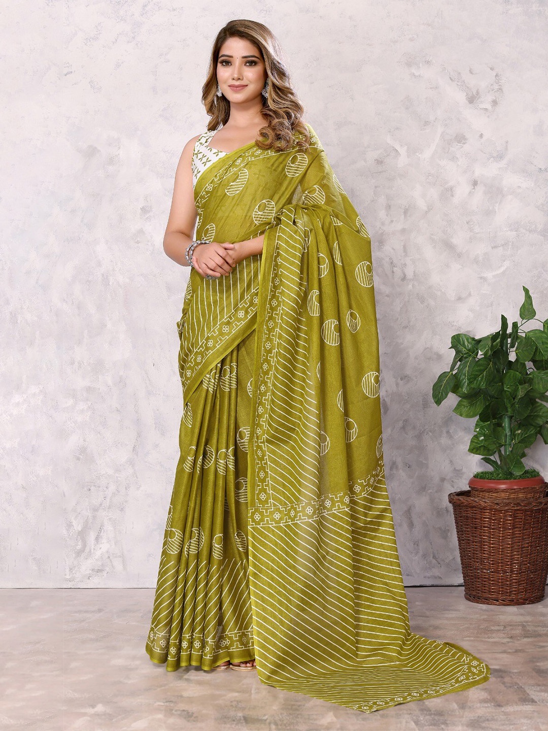 

DIVASTRI Floral Printed Saree, Green