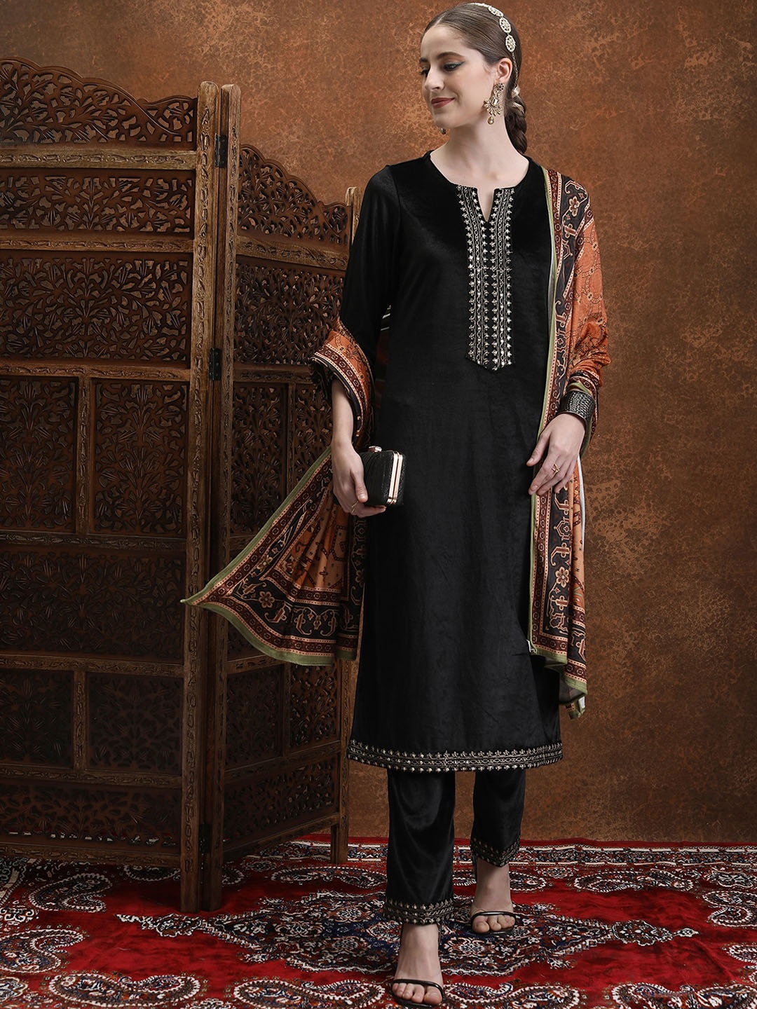 

Vishudh Black Ethnic Motifs Yoke Design Regular Sequinned Kurta With Palazzos & Dupatta