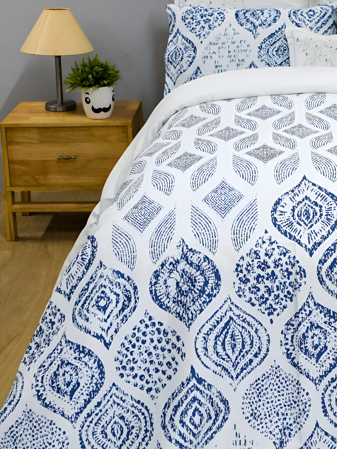 

BLUE DAHLIA Blue & White Floral 250 TC Cotton King Bedsheet with 2 Pillow Covers