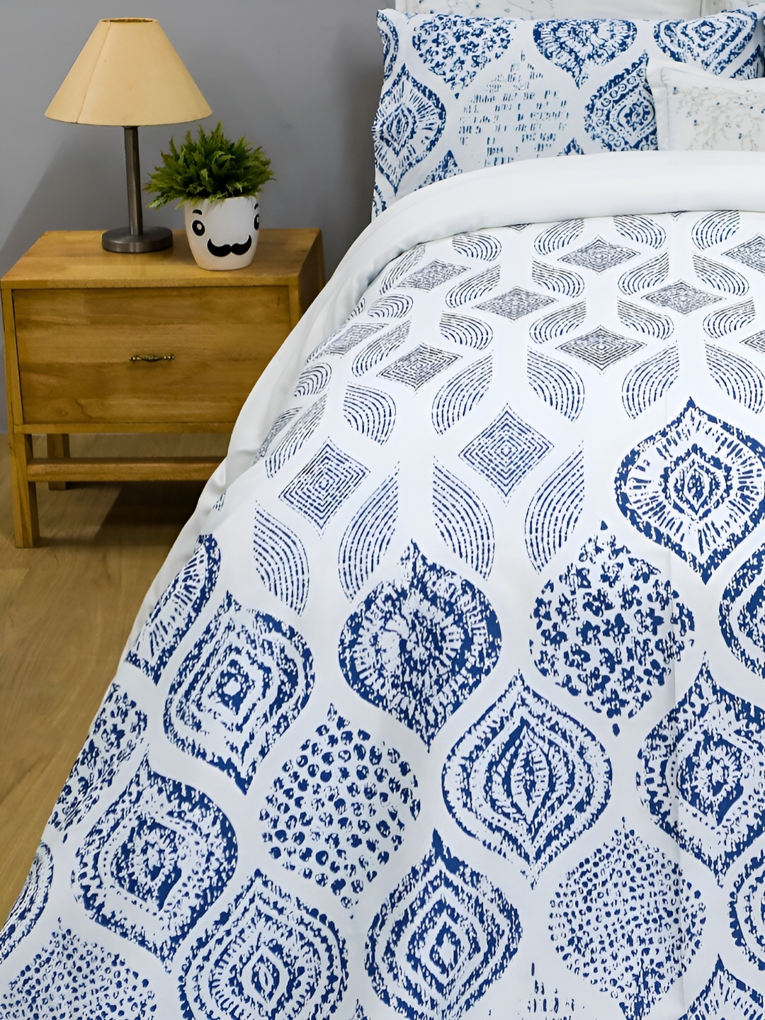 

BLUE DAHLIA Blue & White Floral 250 TC Queen Bedsheet with 2 Pillow Covers