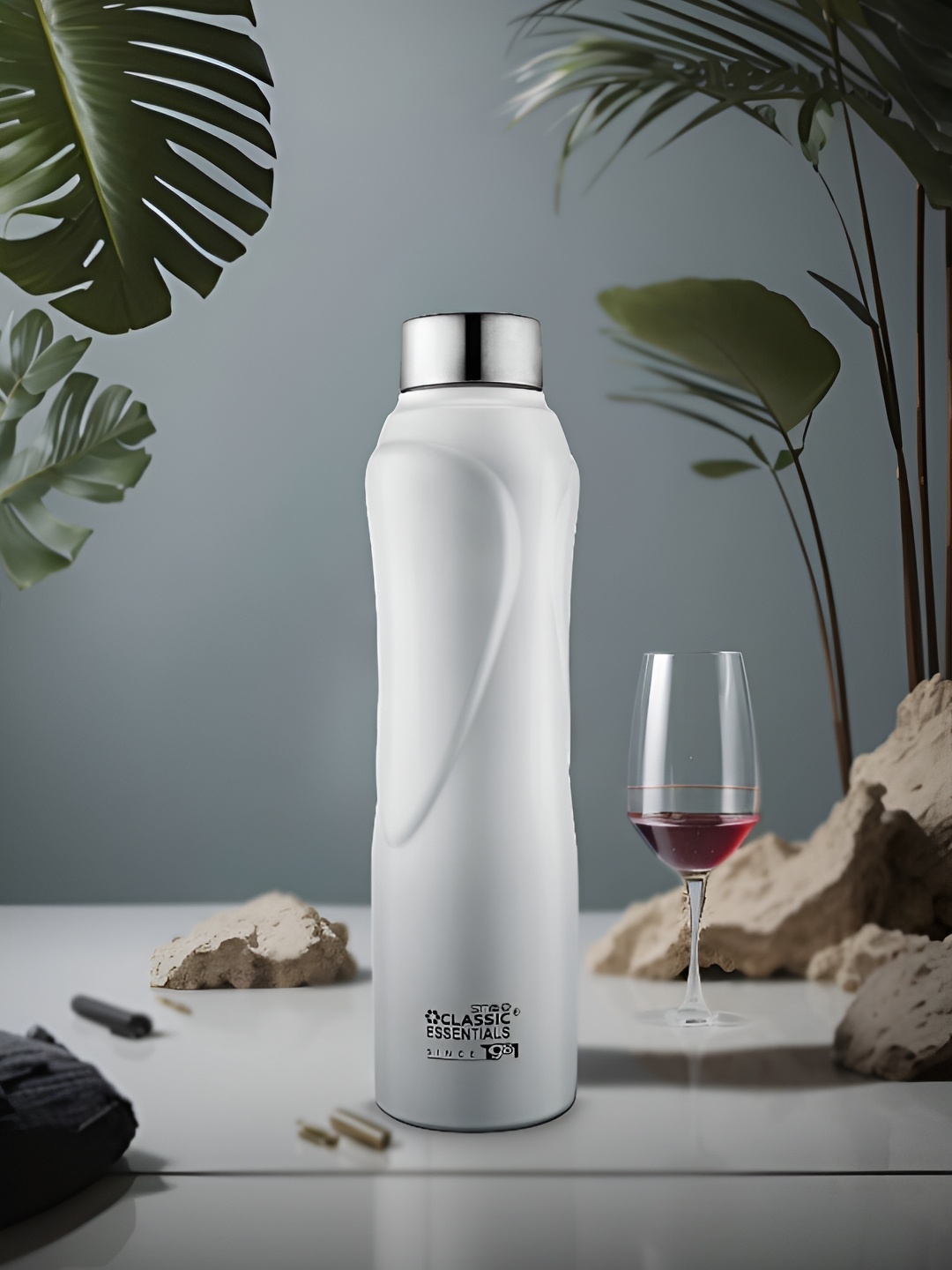 

Classic Essentials White & Silver-Toned Stainless Steel Water Bottle 1l