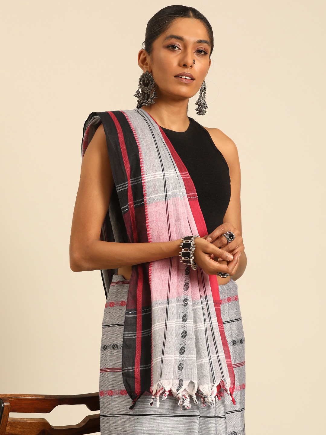 

Taavi Woven Design Pure Cotton Taant Saree, Grey