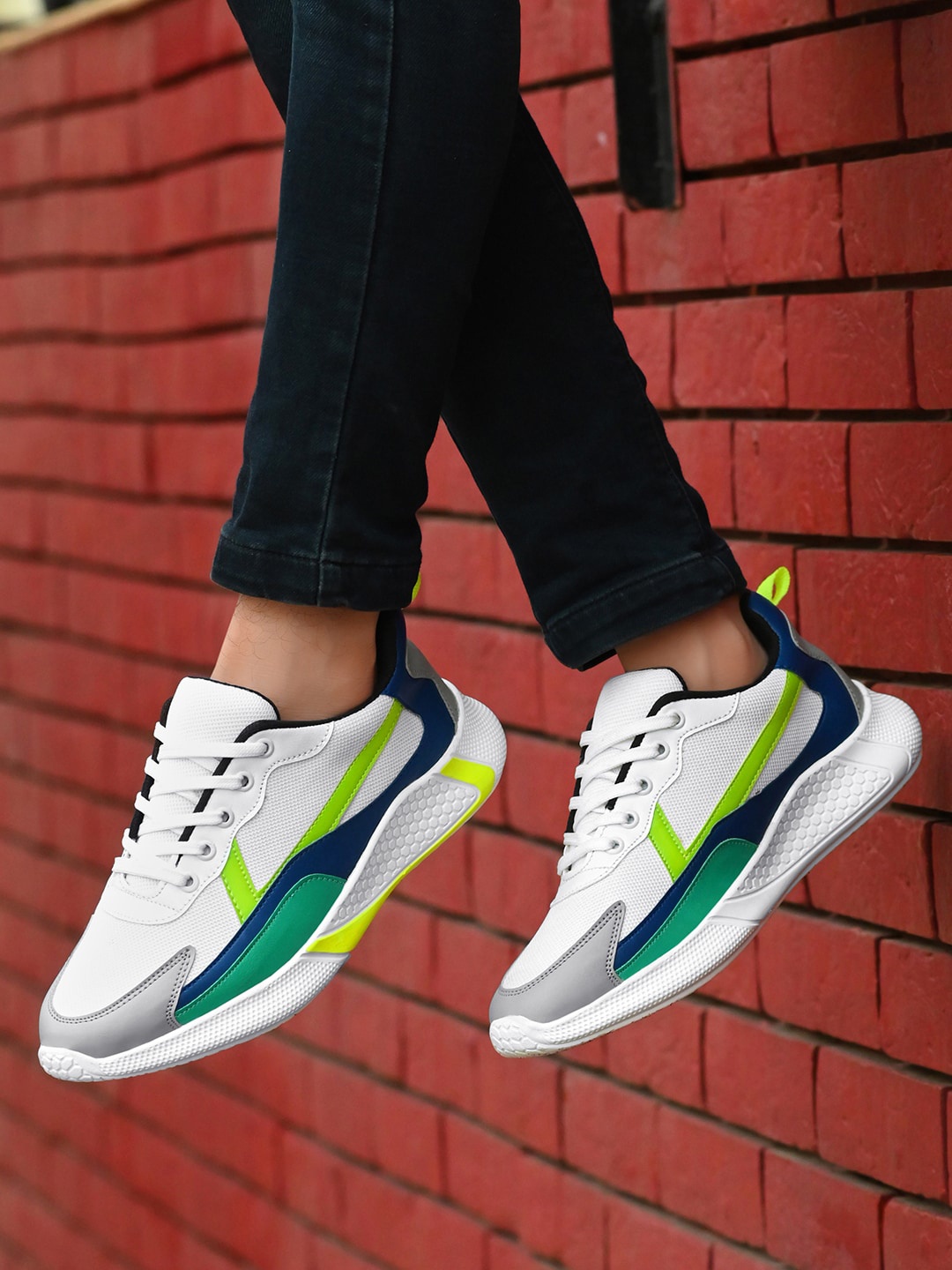 

Mactree Men Colourblocked Lightweight Comfort Insole Contrast Sole Lace-Ups Sneakers, White