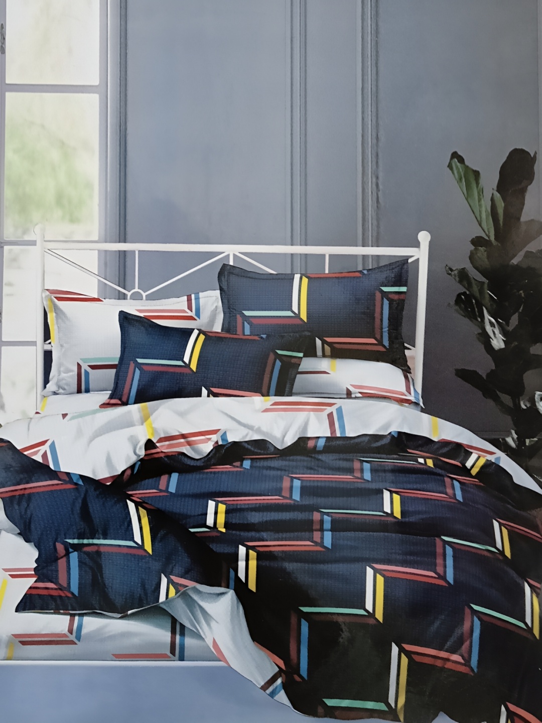 

Signature Black & White Geometric 144 TC Queen Bedsheet with 2 Pillow Covers