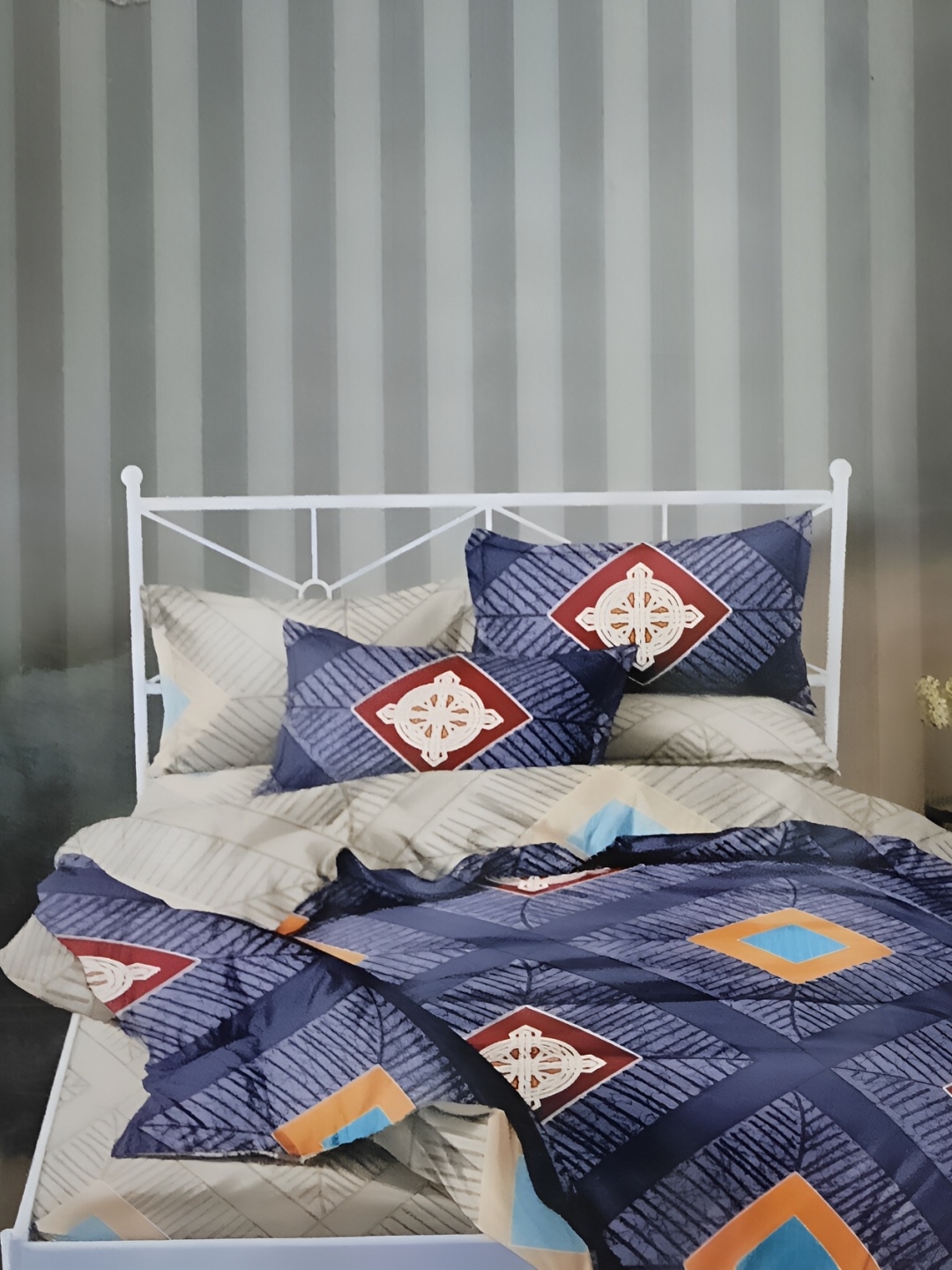 

Signature Blue & Orange 144 TC Queen Bedsheet with 2 Pillow Covers