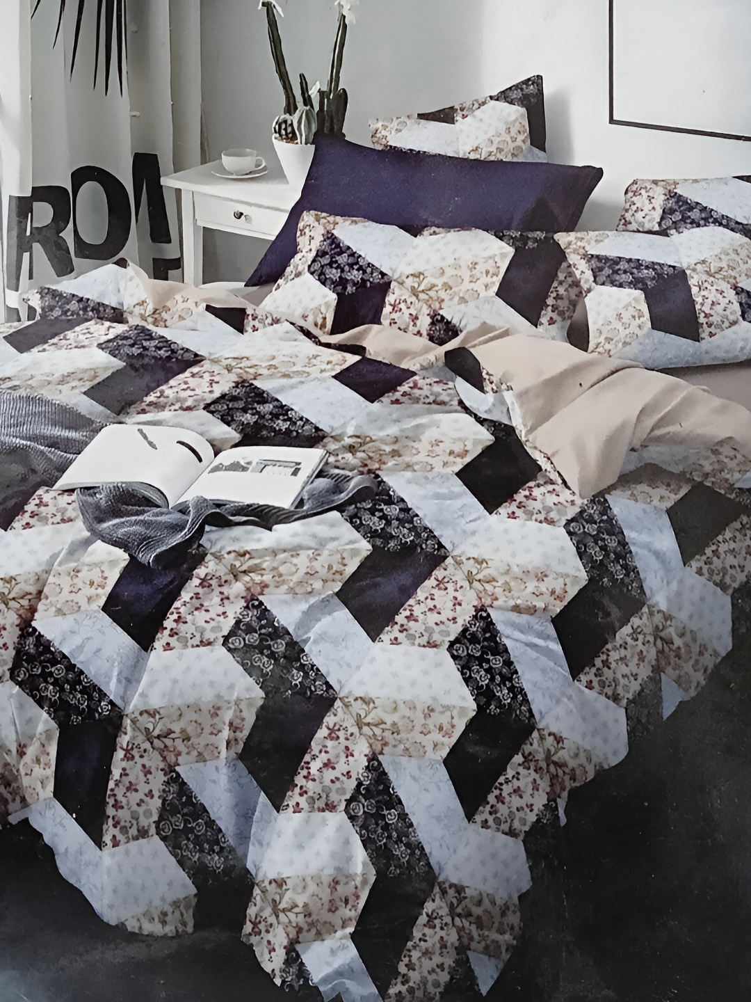 

Signature White & Black Geometric 144 TC Queen Bedsheet with 2 Pillow Covers