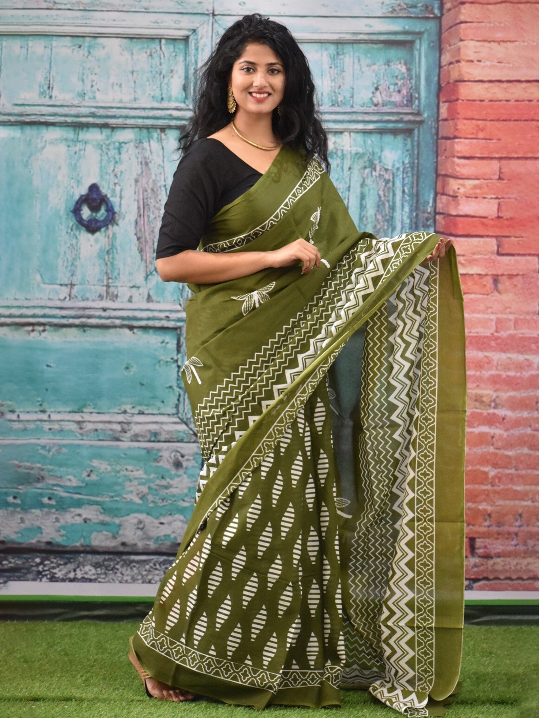 

clothonus Geometric Pure Cotton Half and Half Block Print Saree, Green
