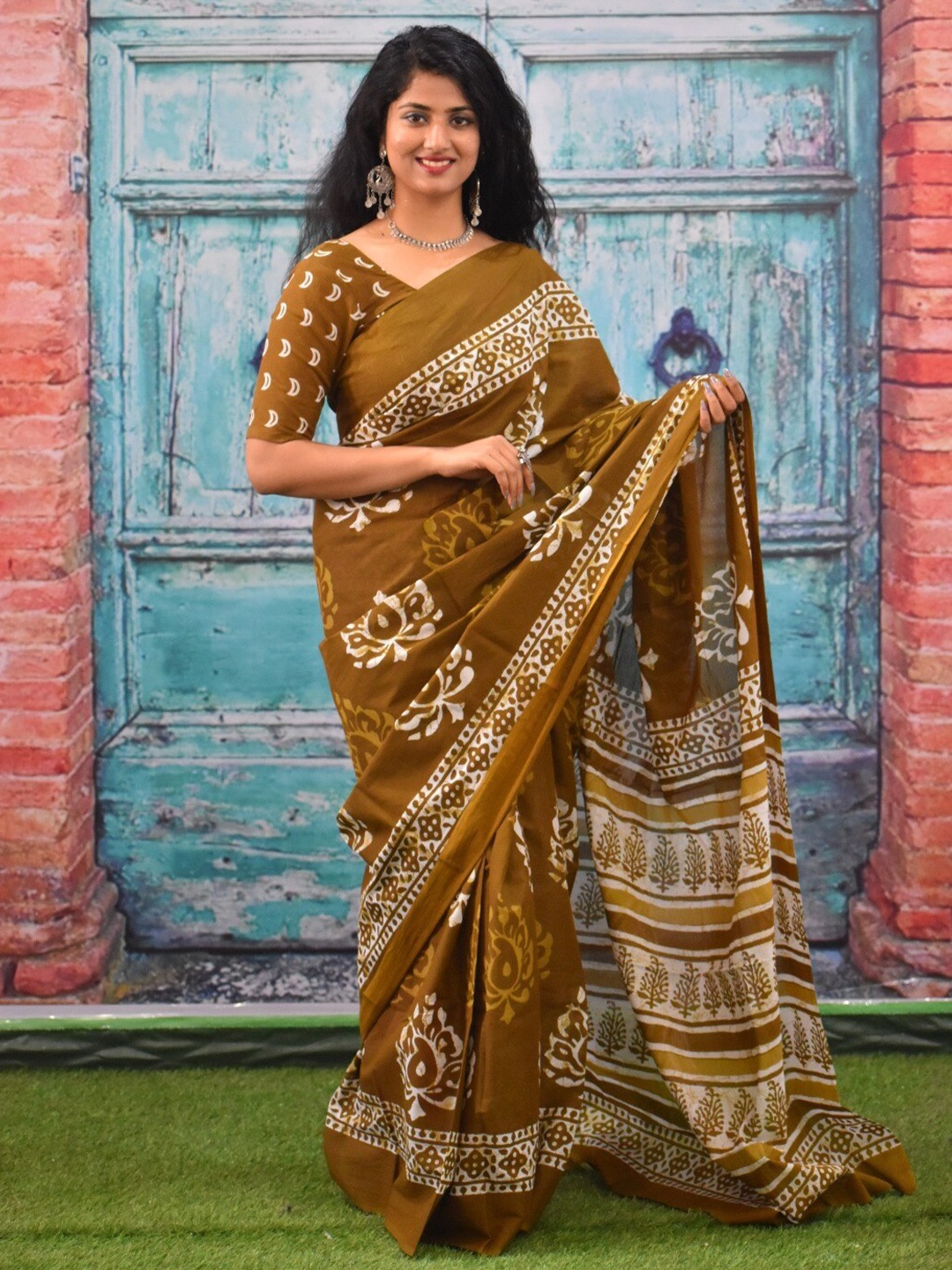 

clothonus Batik Pure Cotton Block Print Saree, Brown