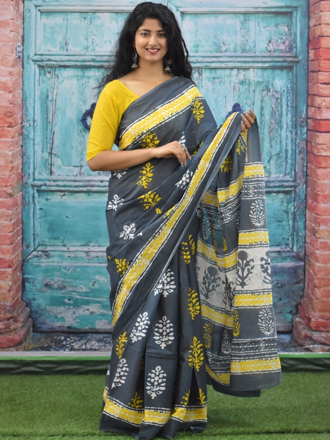

clothonus Ethnic Motifs Pure Cotton Block Print Saree, Grey