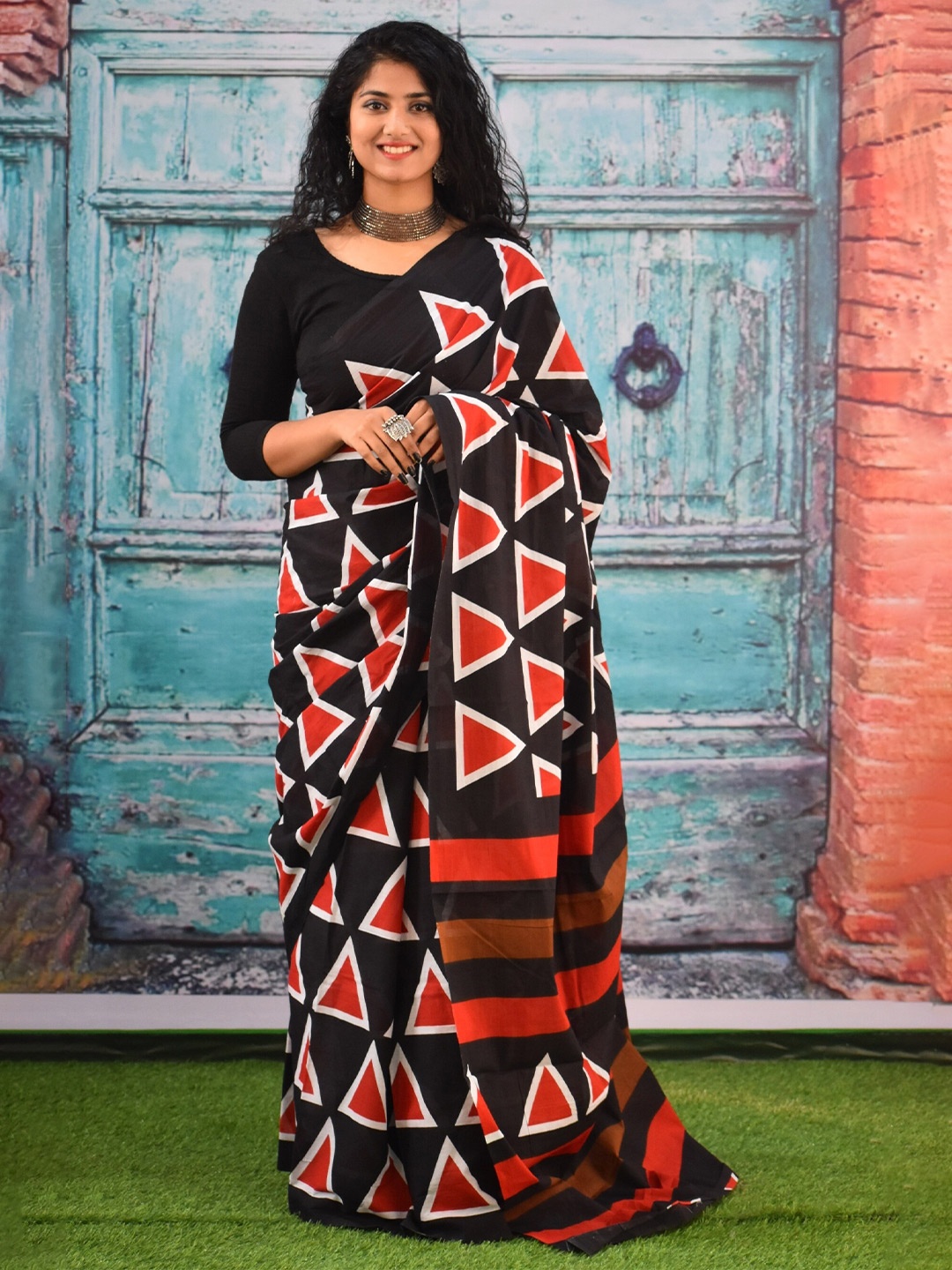 

clothonus Geometric Pure Cotton Block Print Saree, Black