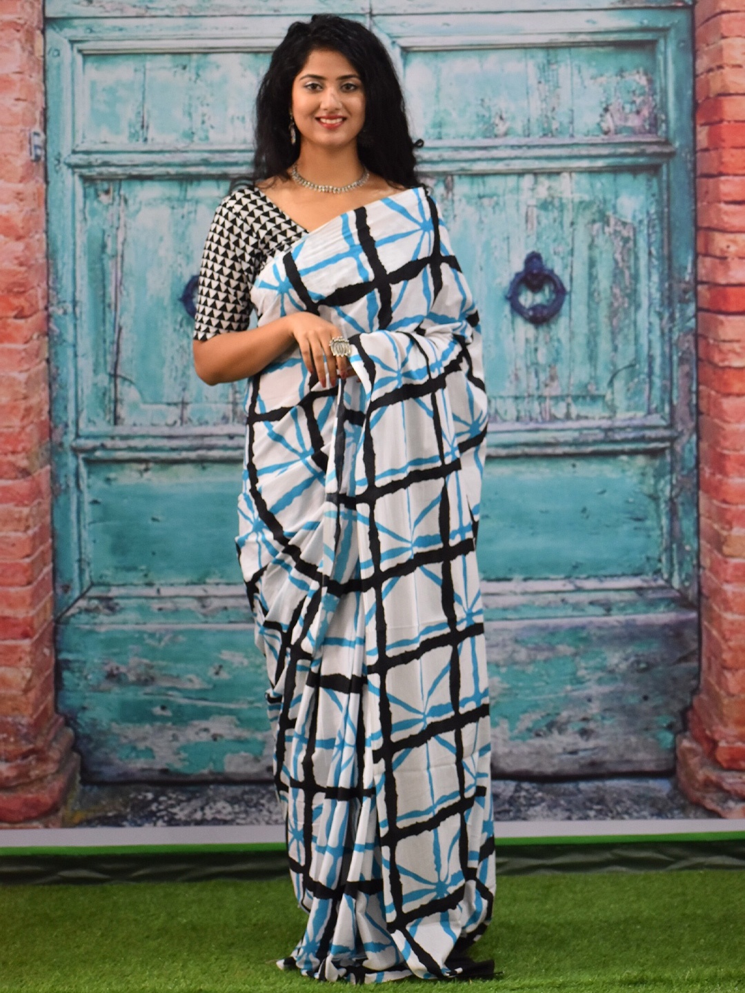 

clothonus Geometric Pure Cotton Block Print Saree, White