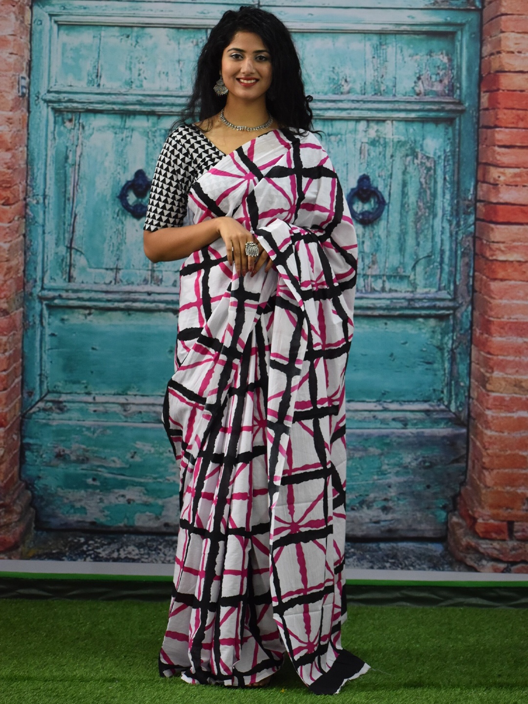 

clothonus Checked Pure Cotton Block Print Saree, White