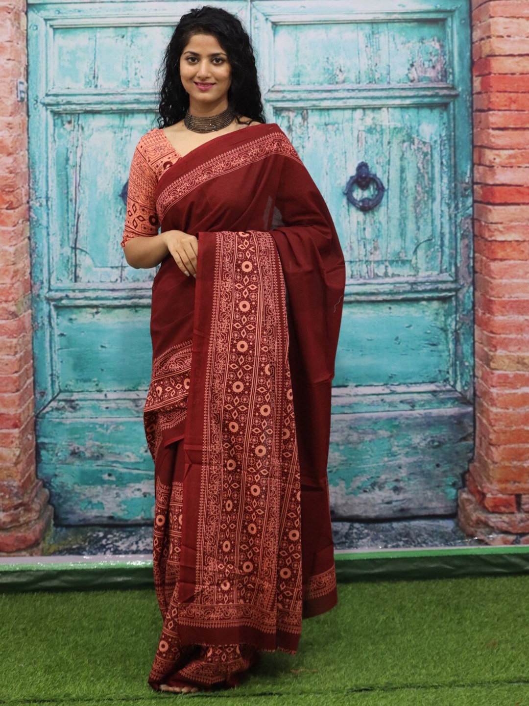 

clothonus Floral Pure Cotton Block Print Saree, Maroon