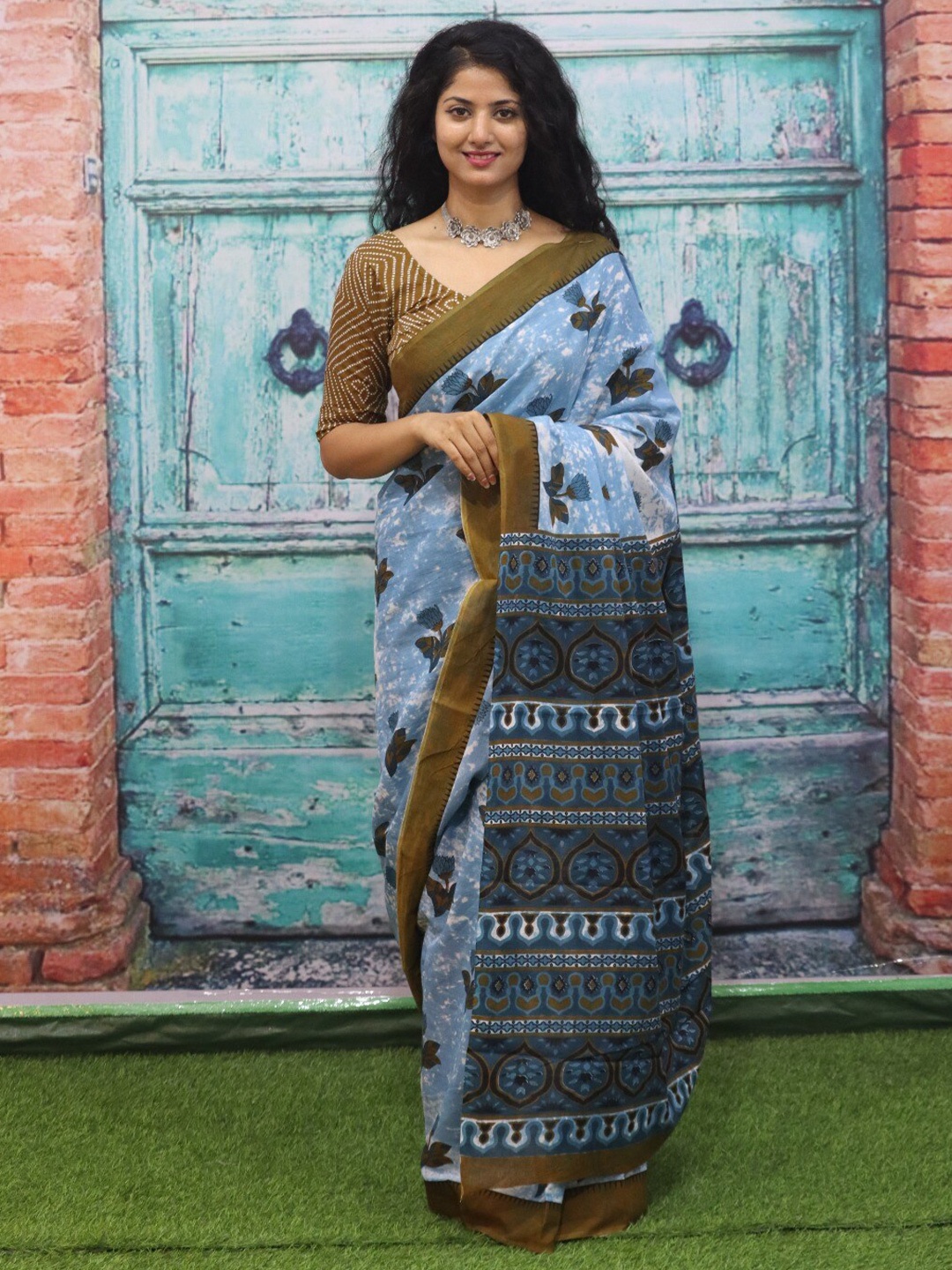 

clothonus Floral Pure Cotton Block Print Saree, Blue