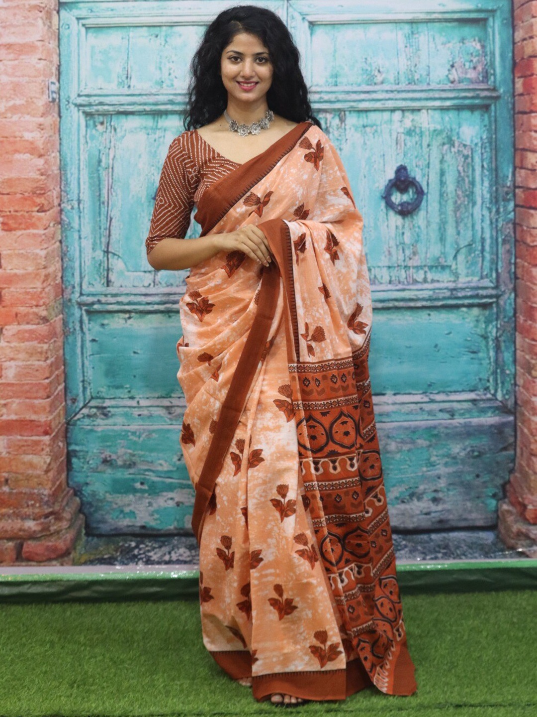 

clothonus Floral Pure Cotton Block Print Saree, Peach