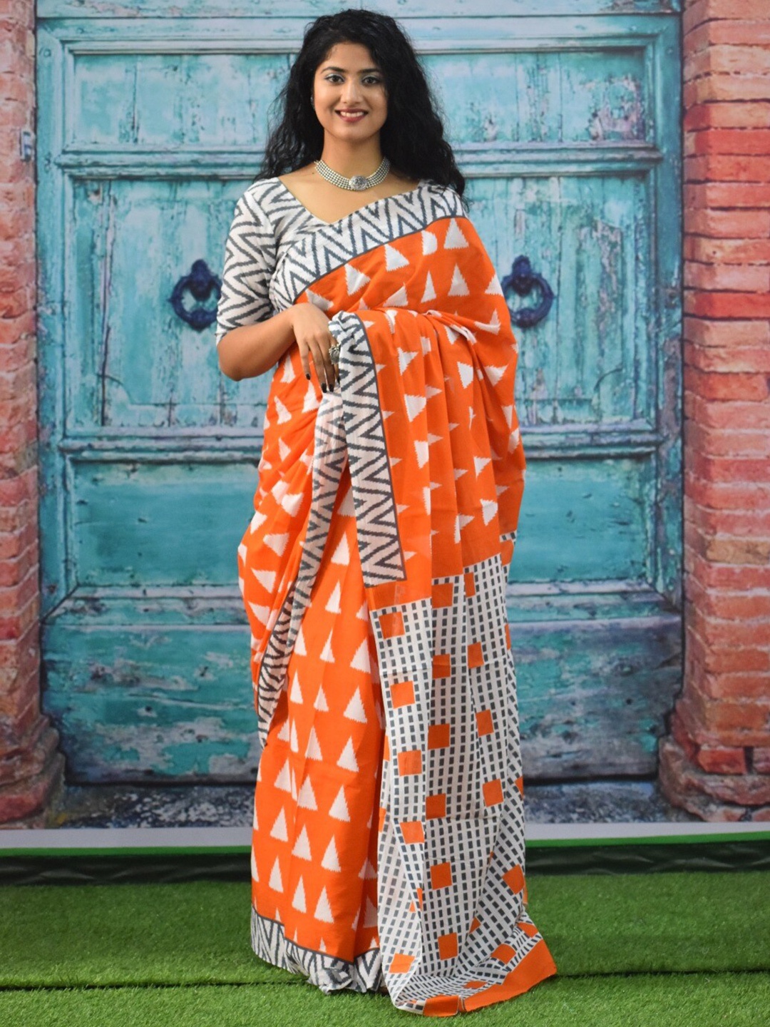 

clothonus Geometric Pure Cotton Block Print Saree, Orange