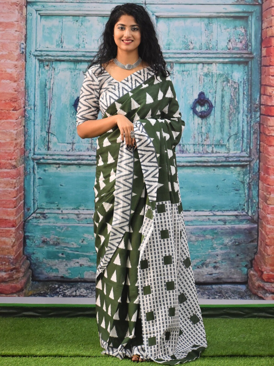 

clothonus Geometric Pure Cotton Block Print Saree, Green