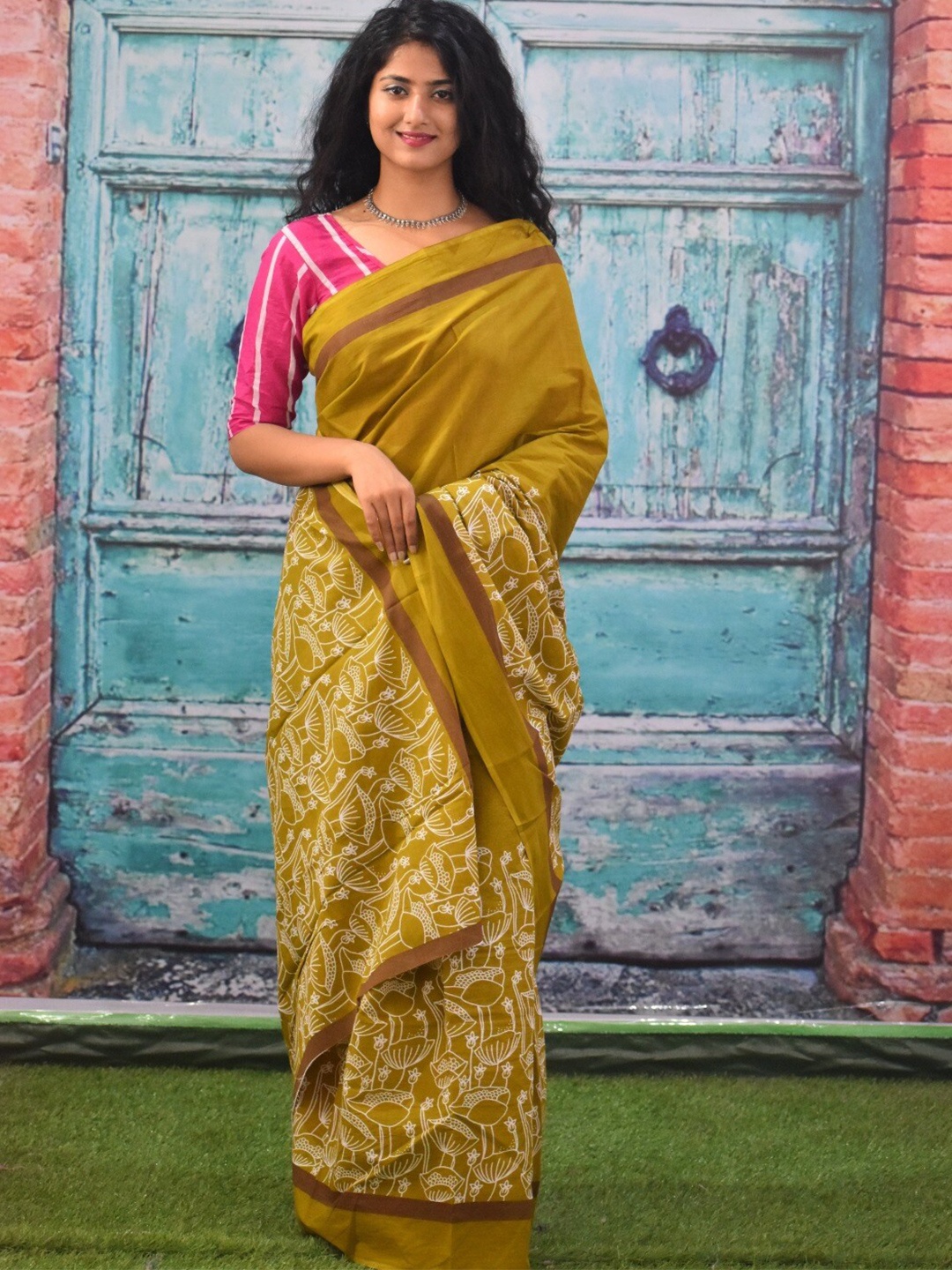 

clothonus Floral Pure Cotton Block Print Saree, Pink