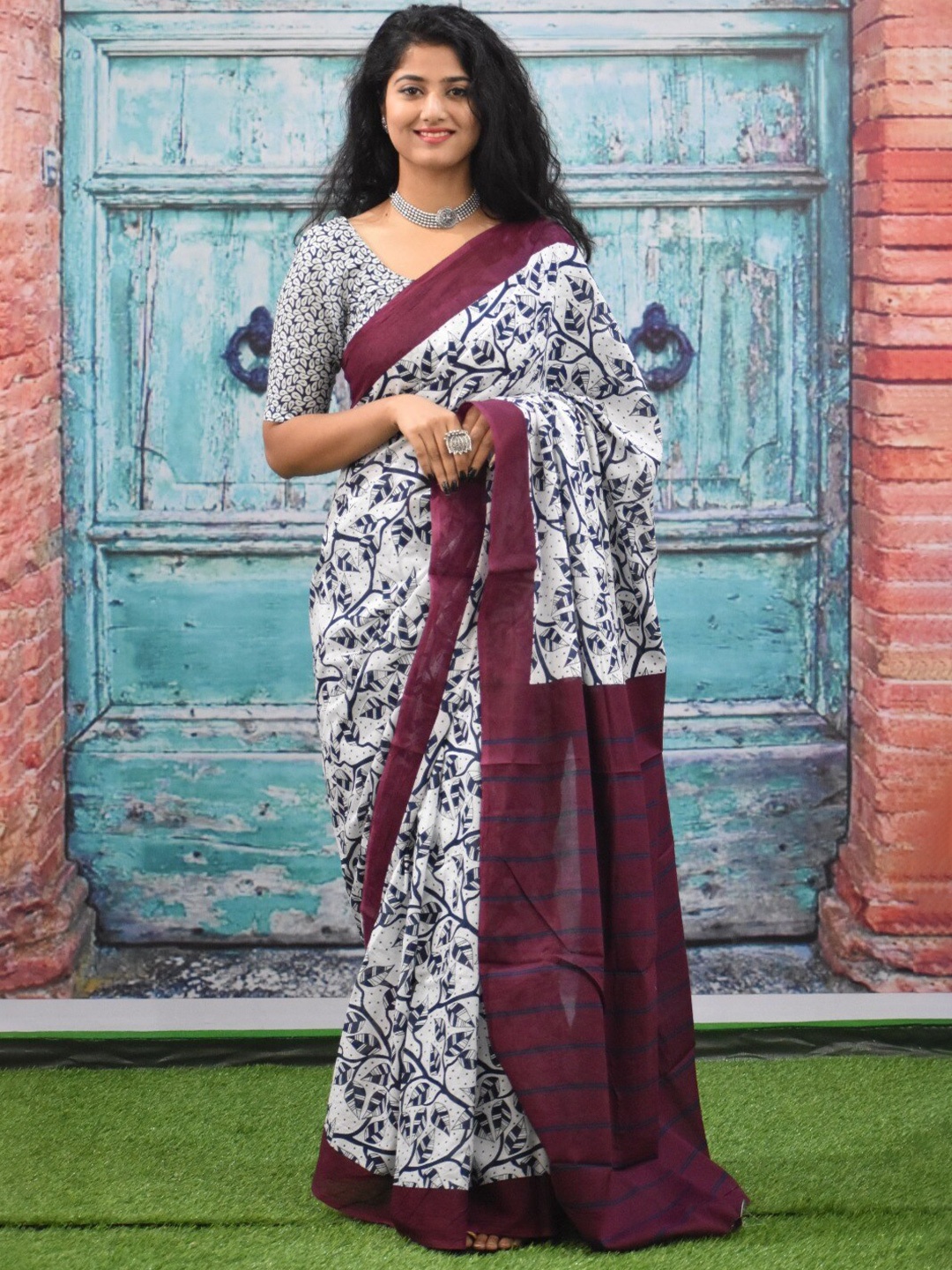 

clothonus Floral Pure Cotton Block Print Saree, White