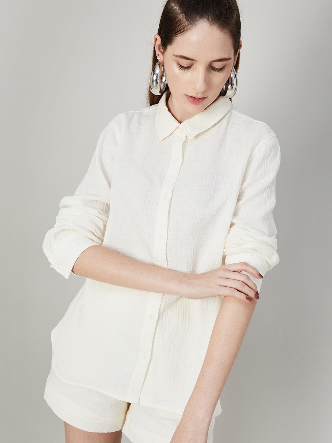 

Ginger by Lifestyle Vertical Stripes Spread Collar Long Sleeves Cotton Shirt, Off white