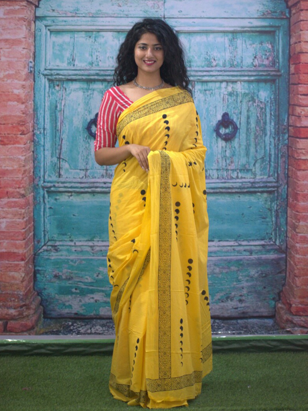 

GK FASHION Polka Dots Printed Pure Cotton Saree, Yellow